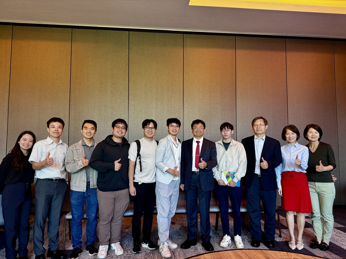 李志鵬校長與說明會參與者合影(另開新視窗/jpeg檔)圖片