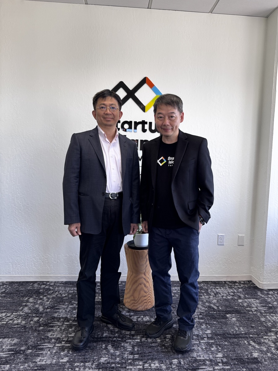 李志鵬校長與數位時代總編輯王志仁合影(另開新視窗/jpeg檔)圖片