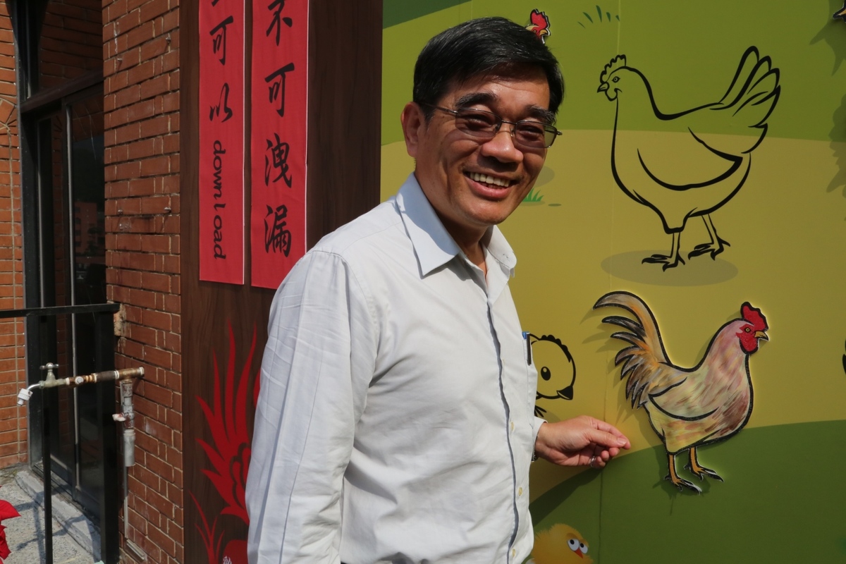 陳英忠學術副校長及其「專雞」(另開新視窗/jpg檔)圖片