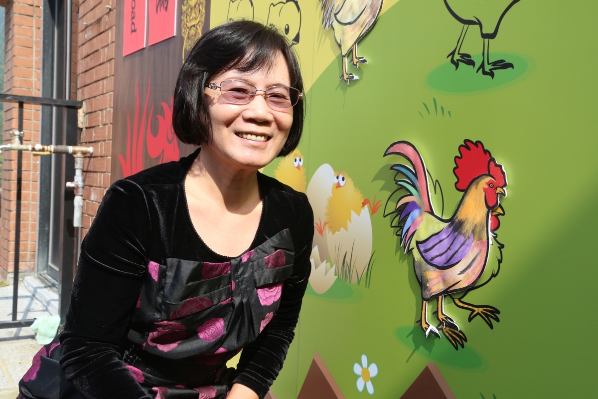 主計室傅素瑛主任及其「專雞」(另開新視窗/jpg檔)圖片