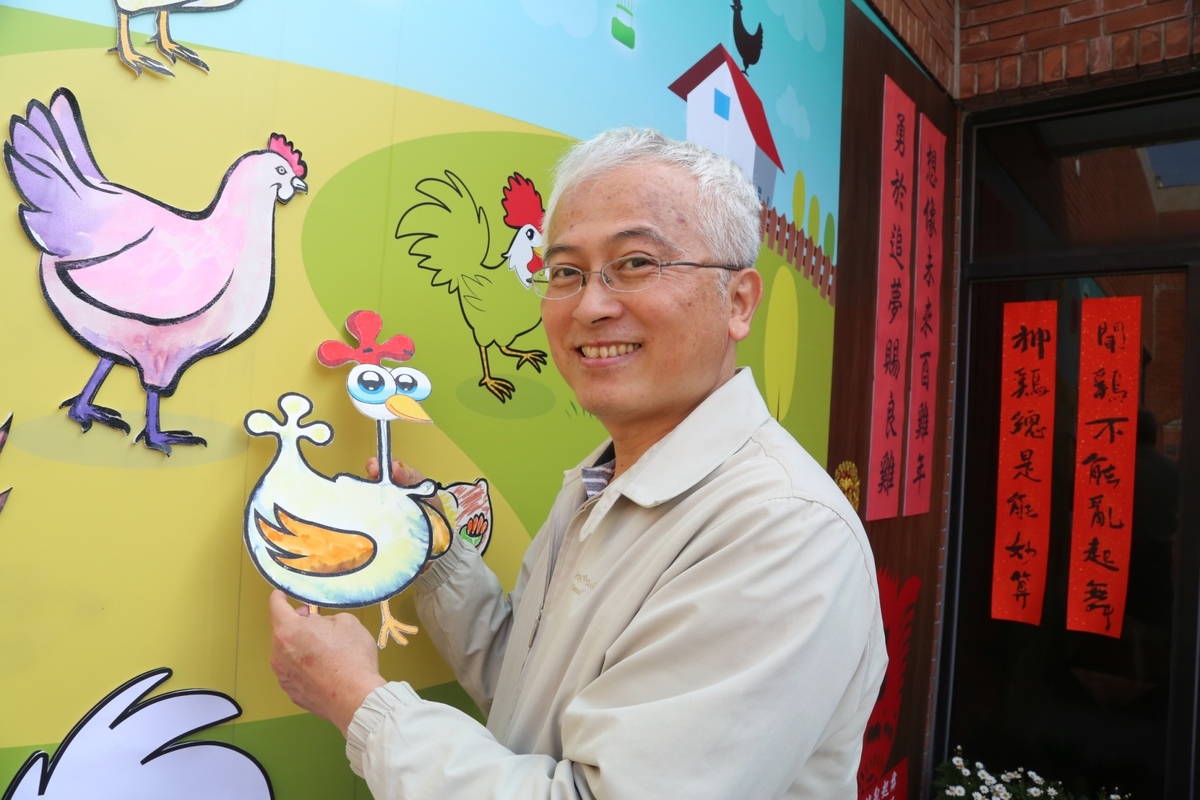 文學院游淙祺院長一口氣彩繪5雞、外帶2雞回去彩繪，欲罷不能。游院長笑稱若不當哲學家最想當畫家。(另開新視窗/jpg檔)圖片