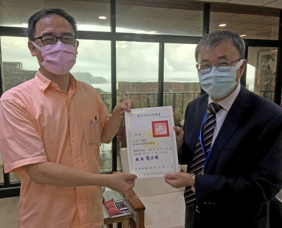 社會系教授王宏仁（左）接任西灣學院院長(另開新視窗/jpg檔)