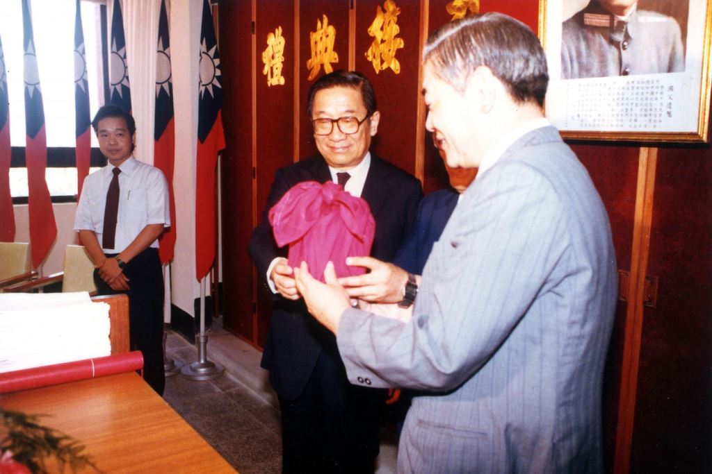 從李煥前校長手中接下校印(另開新視窗/jpg檔)圖片