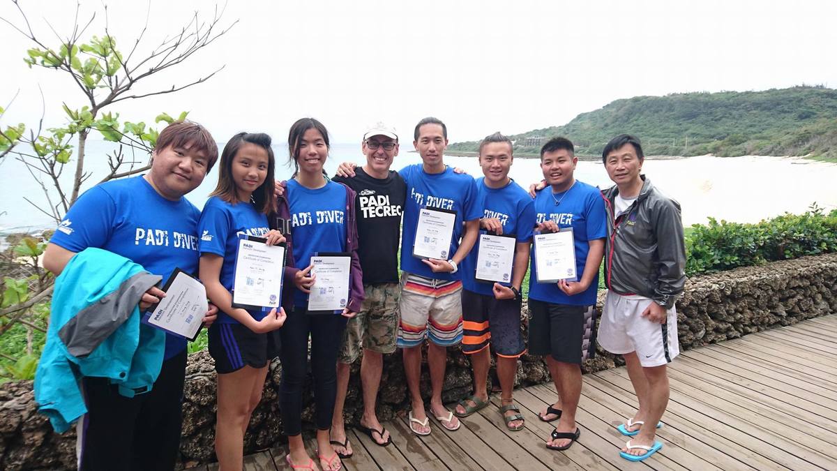 連闖六關 中山四學生勇摘國際潛水教練證照(另開新視窗/jpg檔)圖片