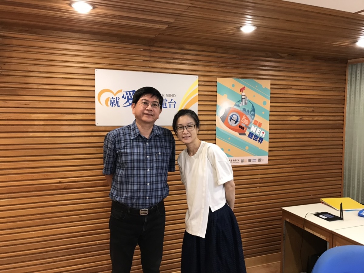 東南亞研究中心主任蔡宏政(左)接受電台專訪，精闢解析新南向的挑戰與優勢。(另開新視窗/jpg檔)圖片