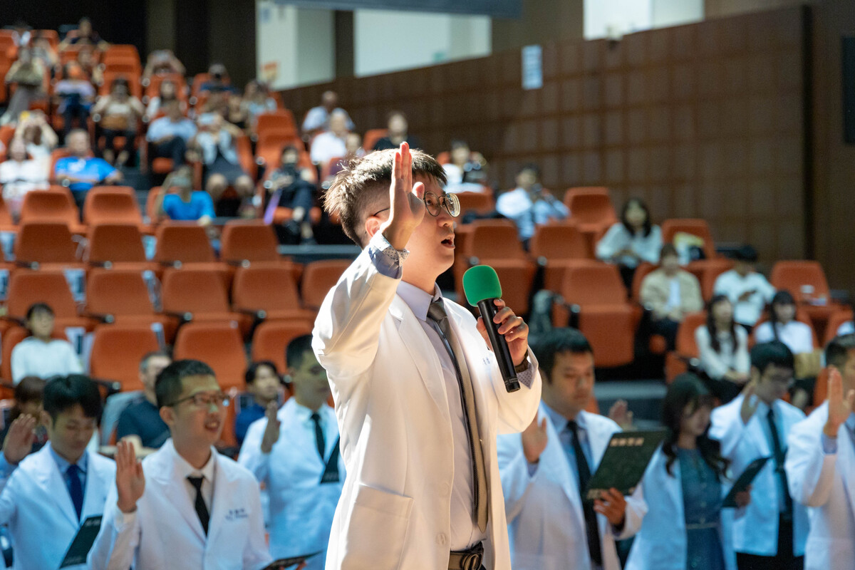 學士後醫學系大二學生代表郭勇德帶領第二屆學生宣讀醫師誓言(另開新視窗/jpg檔)圖片