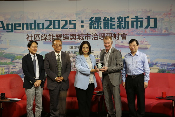 由右至左分別為經濟部能源局林全能局長、德國維爾德波爾茨里德市Gunter Mogele 副市長、管碧玲立委、交通大學材科學與工程學系教授林健正、中山大學社科院張其祿院長。(另開新視窗/jpg檔)圖片