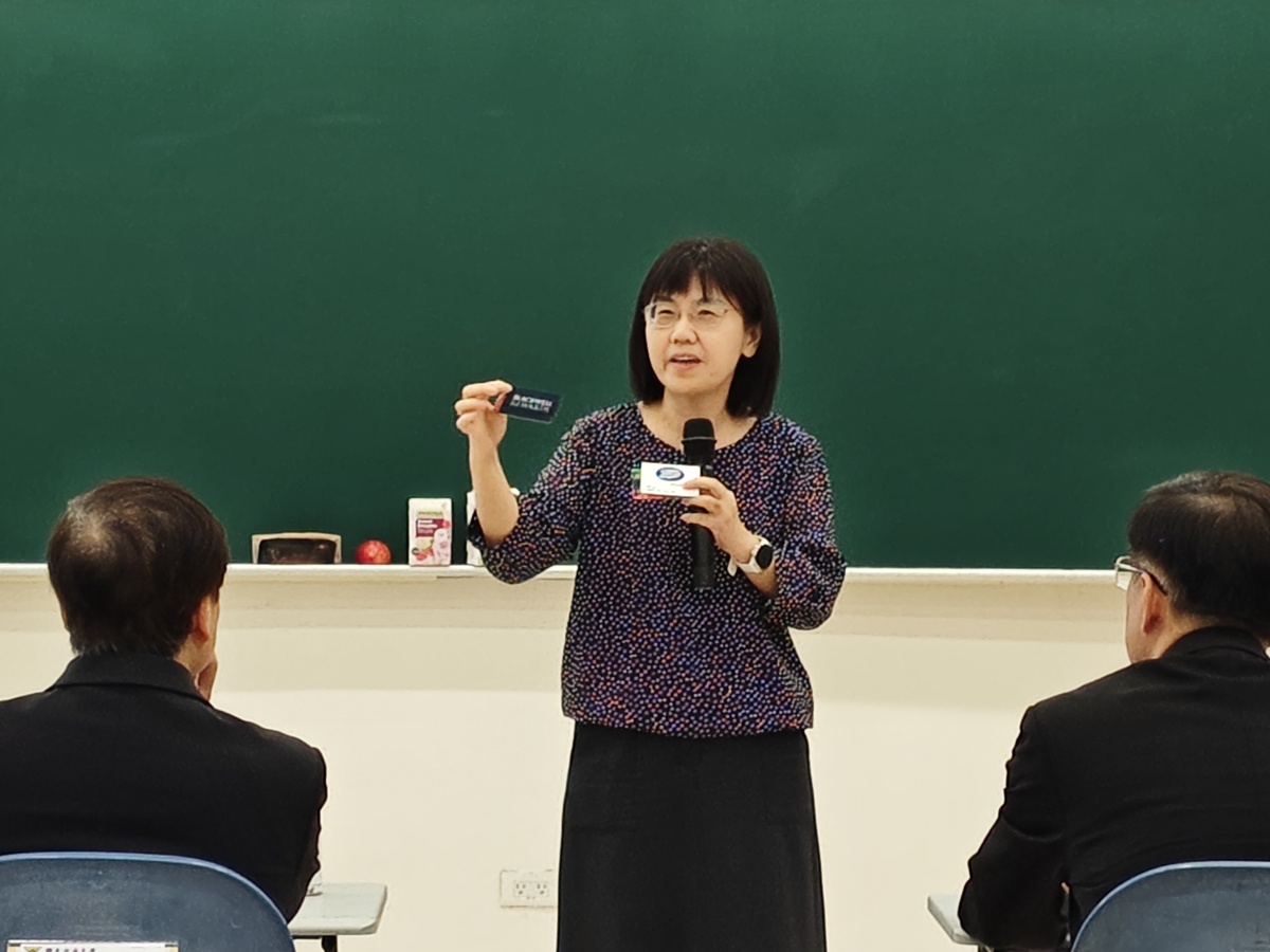 中山大學外國語文學系教授賴淑芳剖析文學與戲劇作品中對草藥與毒藥的描寫，讓醫學生更能同理病患在用藥或面對疾病時的內心掙扎。(另開新視窗/jpg檔)圖片
