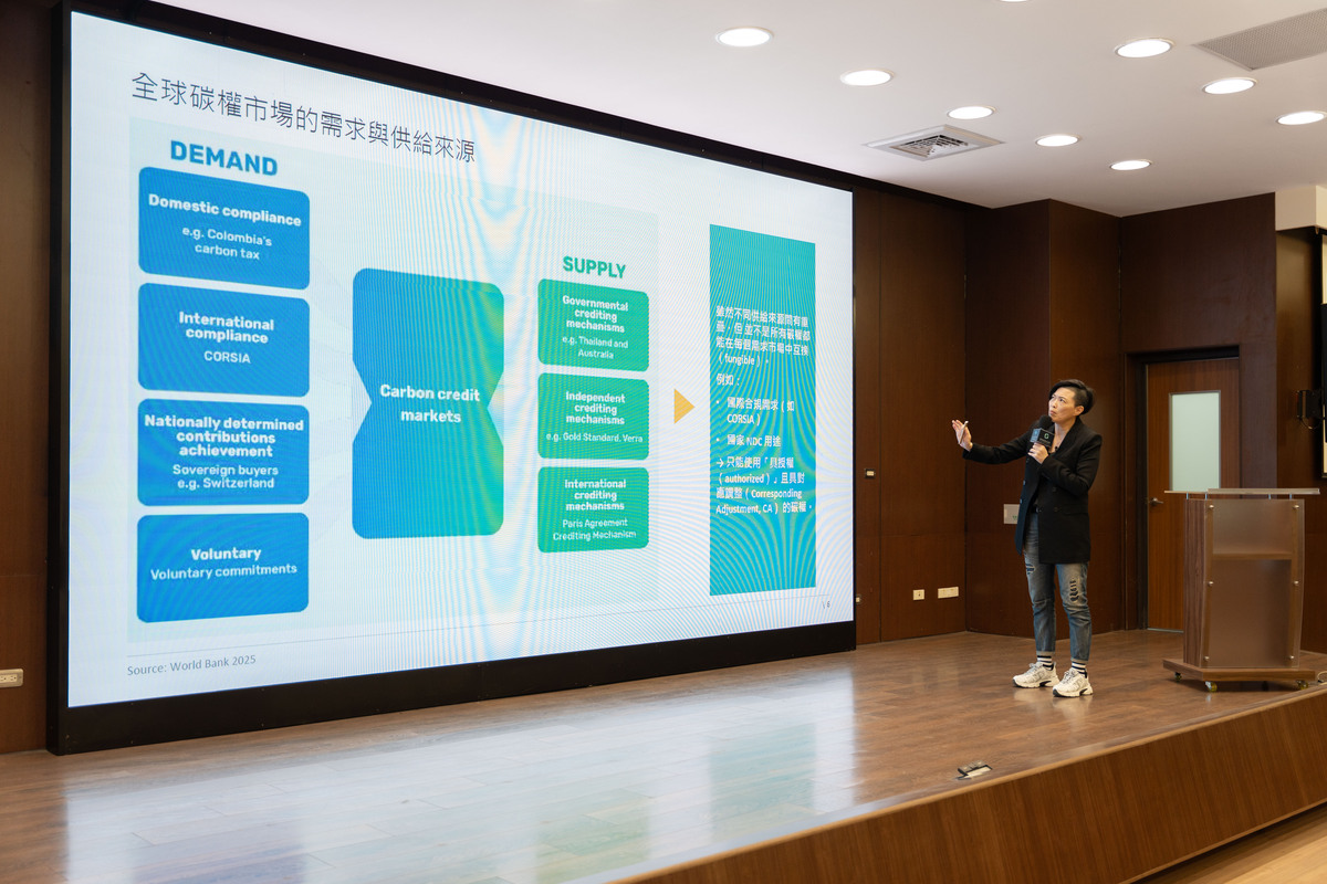 黃釗盈理事長指出全球自願性碳市場現呈「量減值增」之趨勢結構變化(另開新視窗/jpg檔)圖片