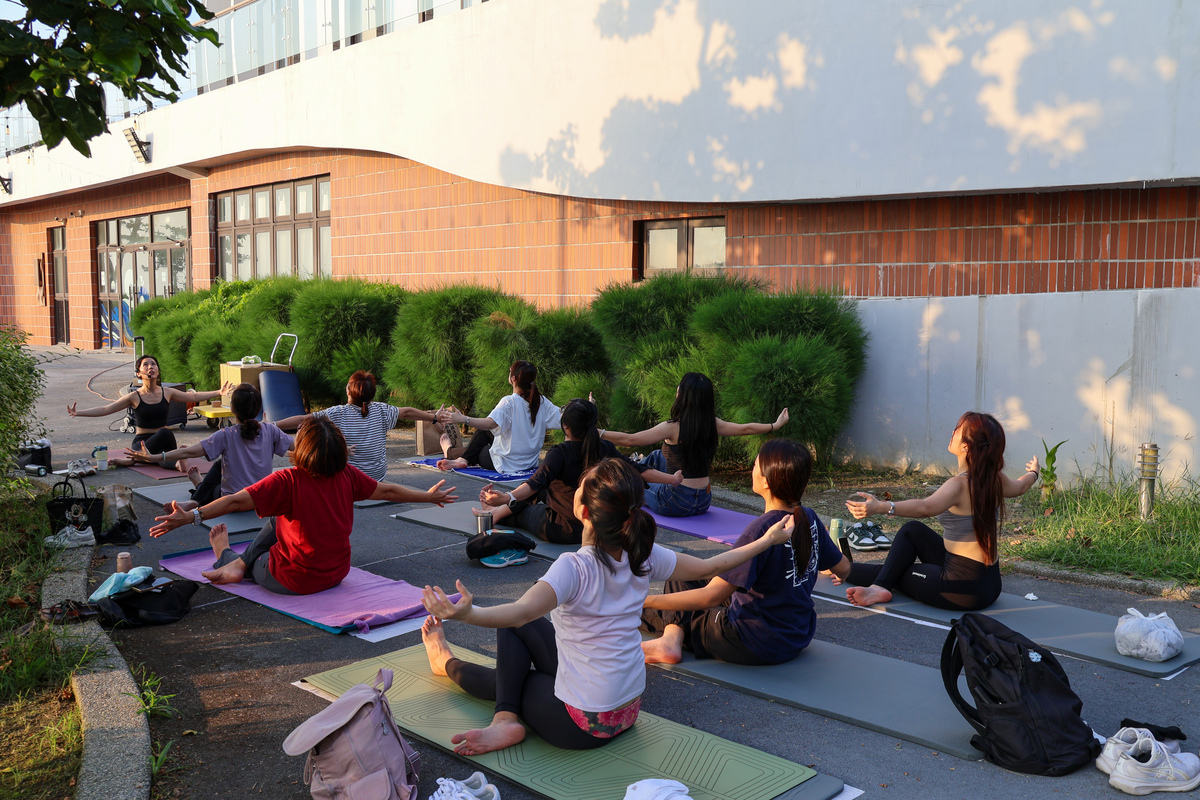 日落舒展：校園戶外瑜珈體驗(另開新視窗/jpg檔)圖片