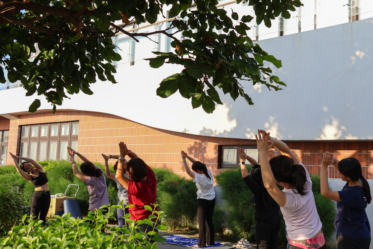 日落舒展：校園戶外瑜珈體驗(另開新視窗/jpg檔)圖片