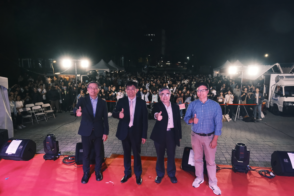 左起李慶男主任秘書、李志鵬校長、陳彥旭副校長、于欽平學務長(另開新視窗/jpg檔)圖片