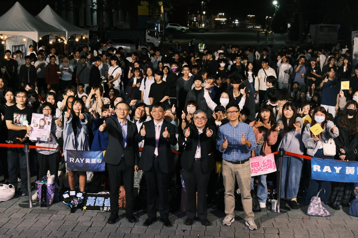 校慶演唱會大合影(另開新視窗/jpg檔)圖片