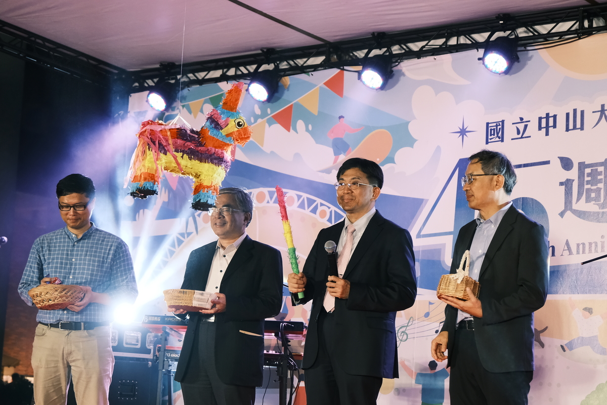 透過墨西哥皮納塔儀式，邀請校長敲破皮納塔糖果桶，象徵當日活動正式啟動。糖果落下後，由師長將象徵祝福的糖果分送給在場學生，共同分享校慶的喜悅與歡樂。(另開新視窗/jpg檔)圖片