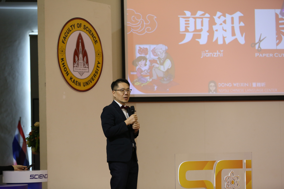 華語教師黃全賢進行華語教學。(另開新視窗/jpg檔)圖片