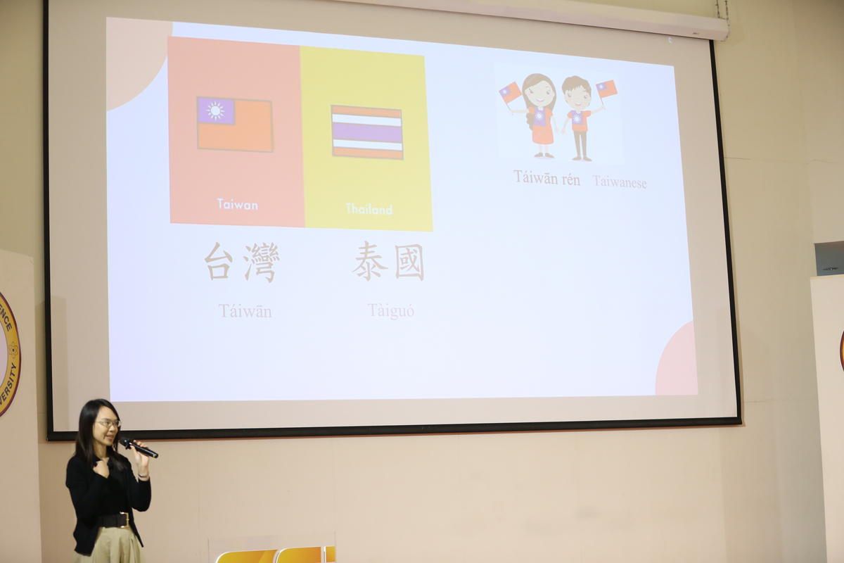 華語教師張心予教導基礎會話。(另開新視窗/jpg檔)圖片