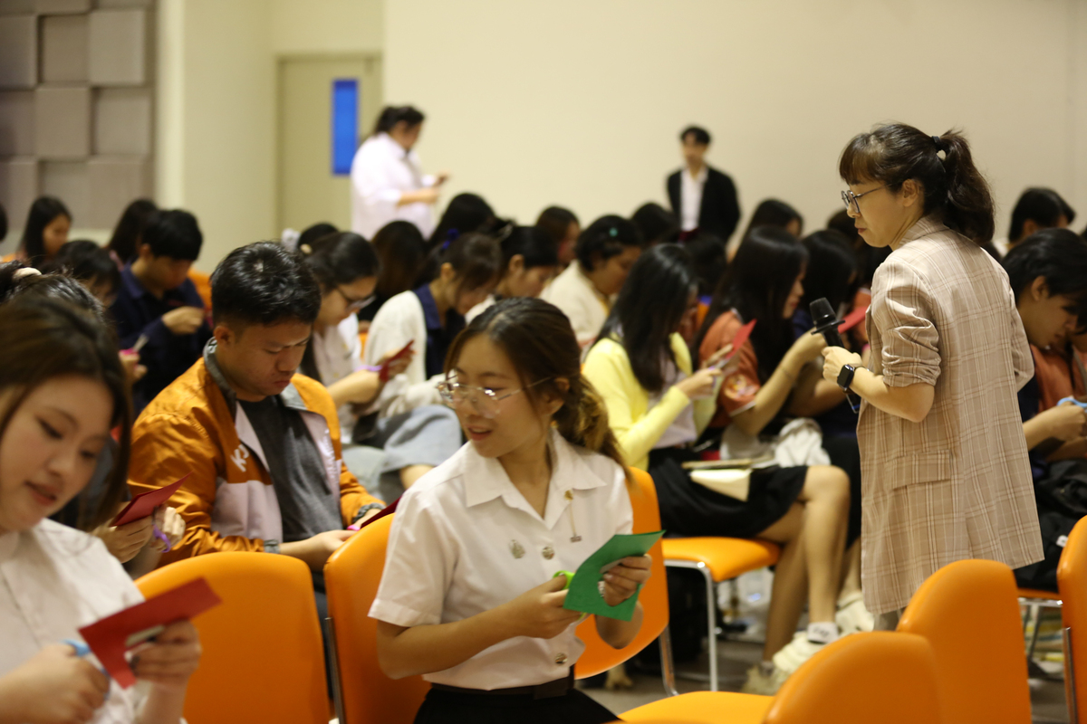 在場學生興致高昂地進行體驗活動。(另開新視窗/jpg檔)圖片