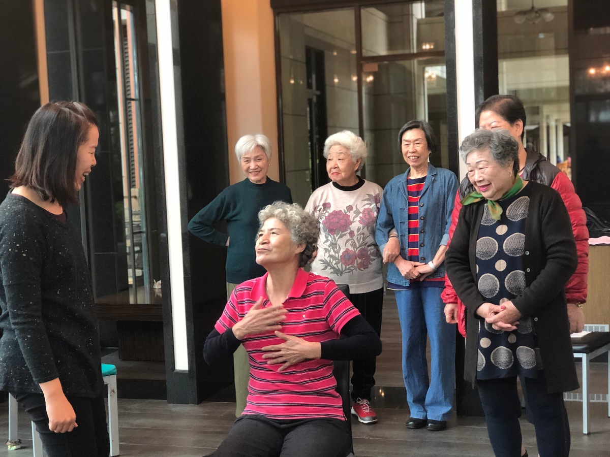 師生共同參與奶奶們介紹家與課堂的距離(另開新視窗/jpg檔)圖片