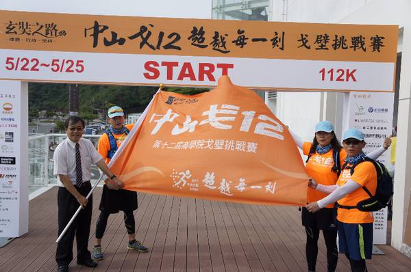 校長授旗予abc隊隊長(左起)蔡建安、楊玉如(另開新視窗/jpg檔)圖片