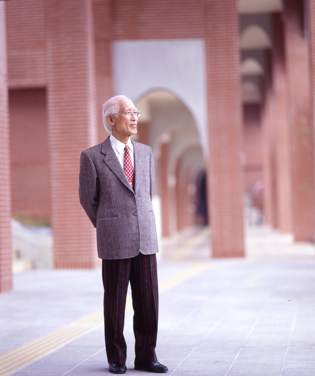 余光中教授一生為本校與文壇貢獻無數，詩人身影長留校園(另開新視窗/jpg檔)圖片
