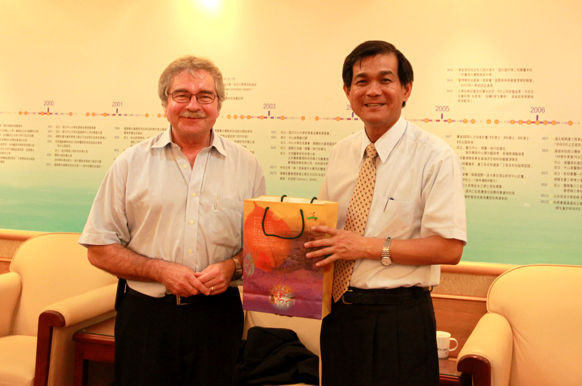 楊弘敦校長致贈紀念品給Dr. Georg Bednorz(另開新視窗/jpg檔)圖片