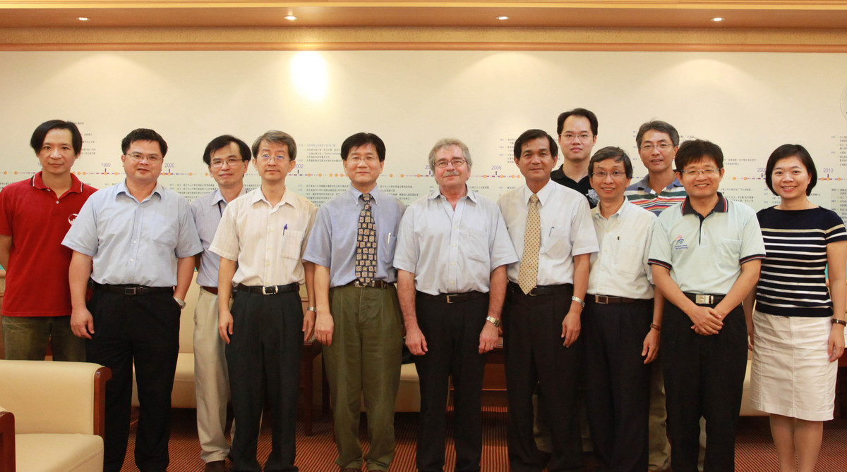 Dr. Georg Bednorz在校史室和教職員們合影(另開新視窗/jpg檔)圖片