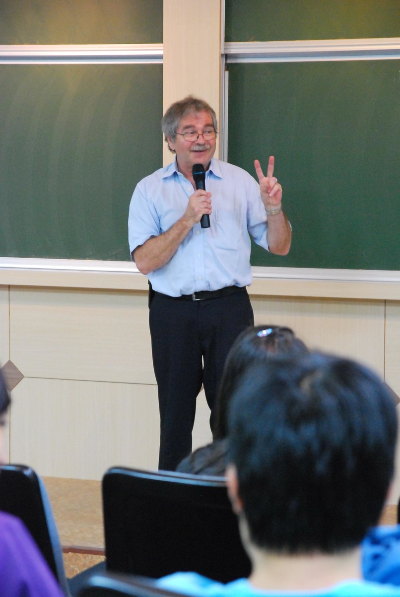 諾貝爾物理獎得主Dr. Georg Bednorz(另開新視窗/jpg檔)圖片