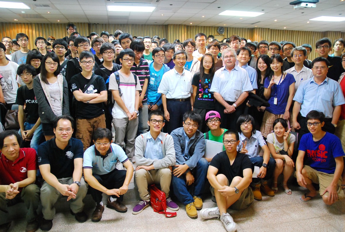 Dr. Georg Bednorz與同學們一同合影(另開新視窗/jpg檔)圖片