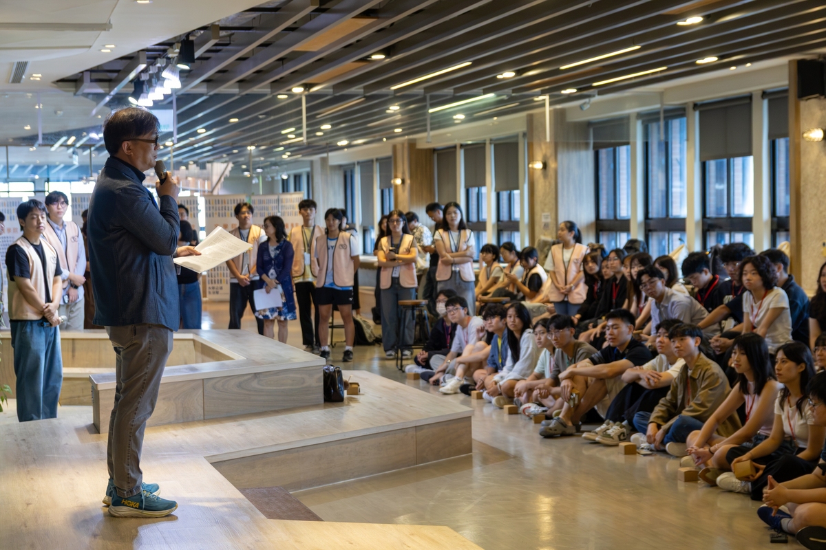 學員變隊輔傳承大學第一課　中山大學「世界候機室」開啟國際視野(另開新視窗/jpg檔)圖片