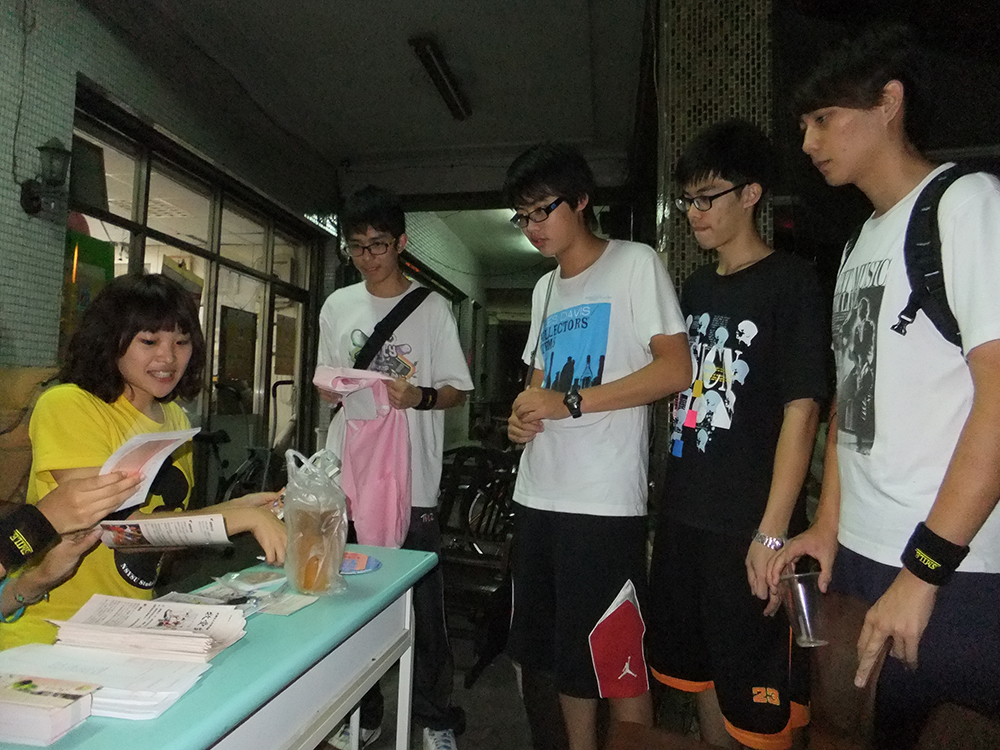 上街募發票，微笑做公益(另開新視窗/jpg檔)圖片