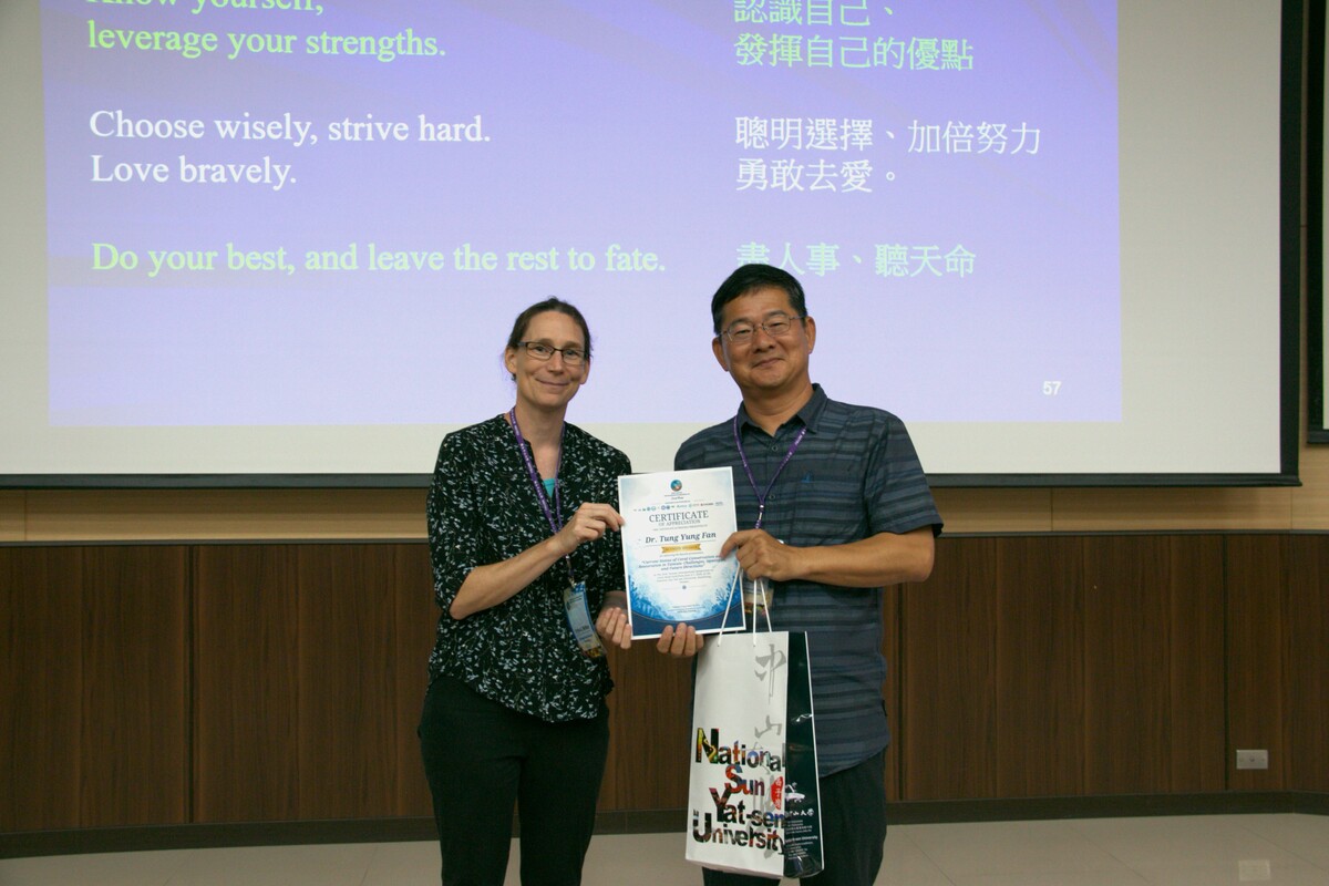 海生館研究員、中山大學海資系合聘教授樊同雲（右）分享台灣珊瑚礁與復育現況。(另開新視窗/jpg檔)圖片