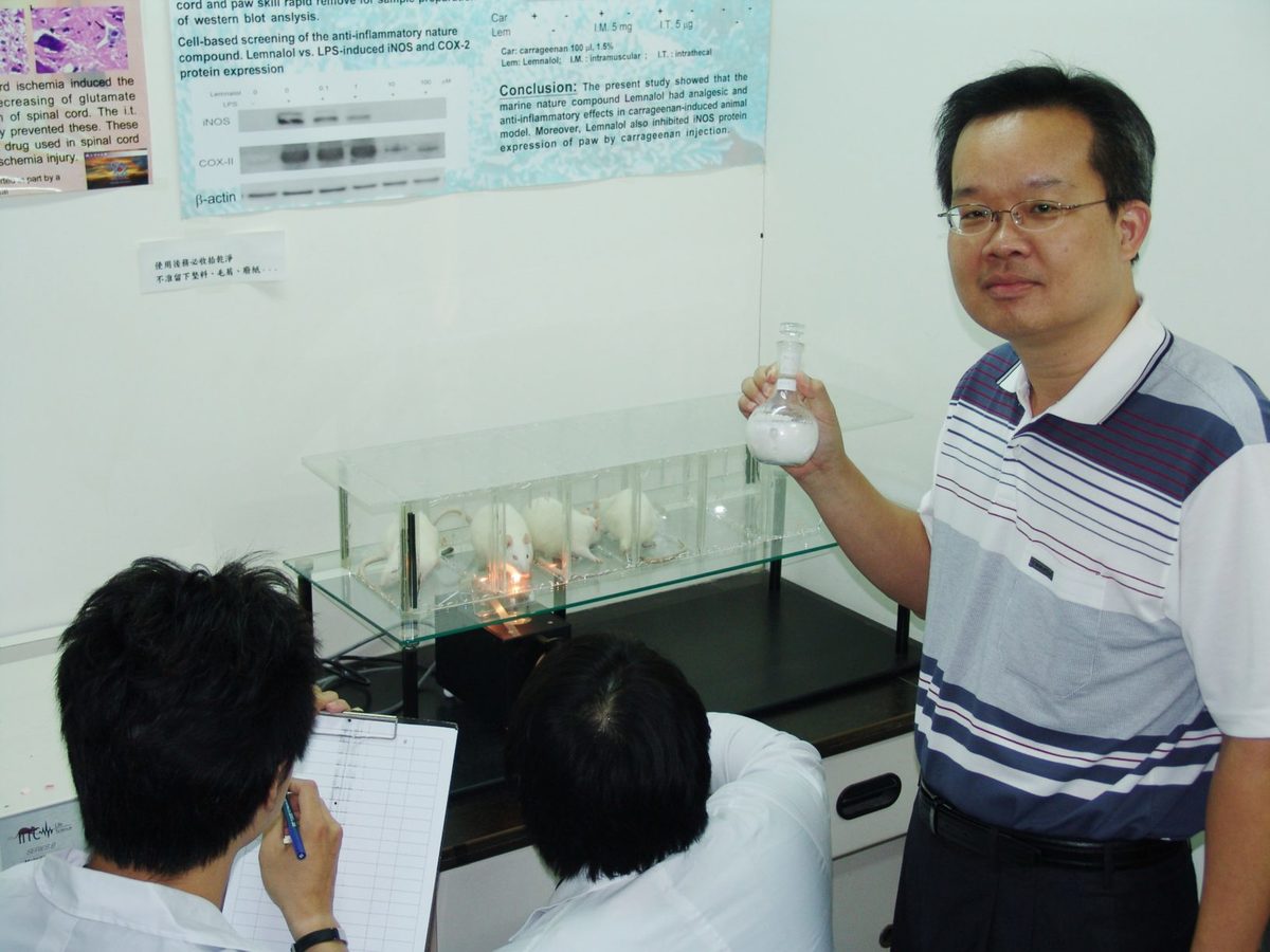 中山大學海資系溫志宏老師(右)從珊瑚中萃取出止痛化合物(另開新視窗/jpg檔)圖片