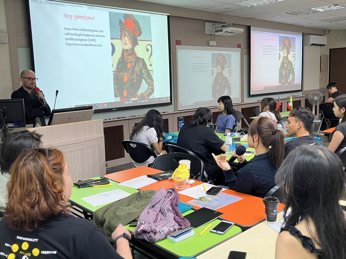 來自 Parami University的Professor Buckingham教導寫作課。(另開新視窗/jpg檔)圖片