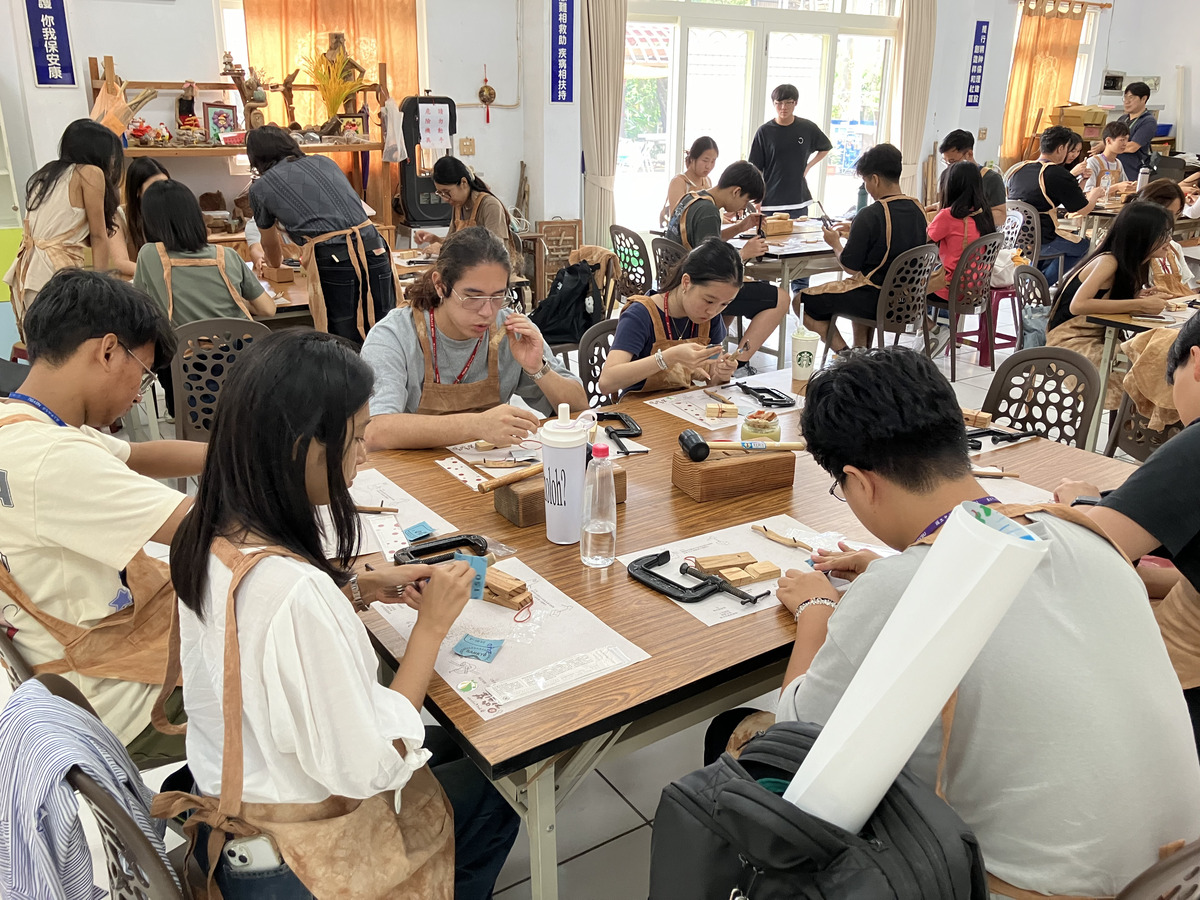 參訪旗山嶺口南勝社區的荔枝園區進行手作活動。(另開新視窗/jpg檔)圖片