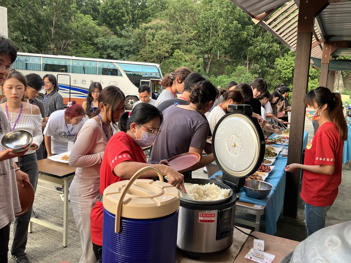 在旗山嶺口南勝社區的荔枝園區體驗荔枝風味餐。(另開新視窗/jpg檔)圖片