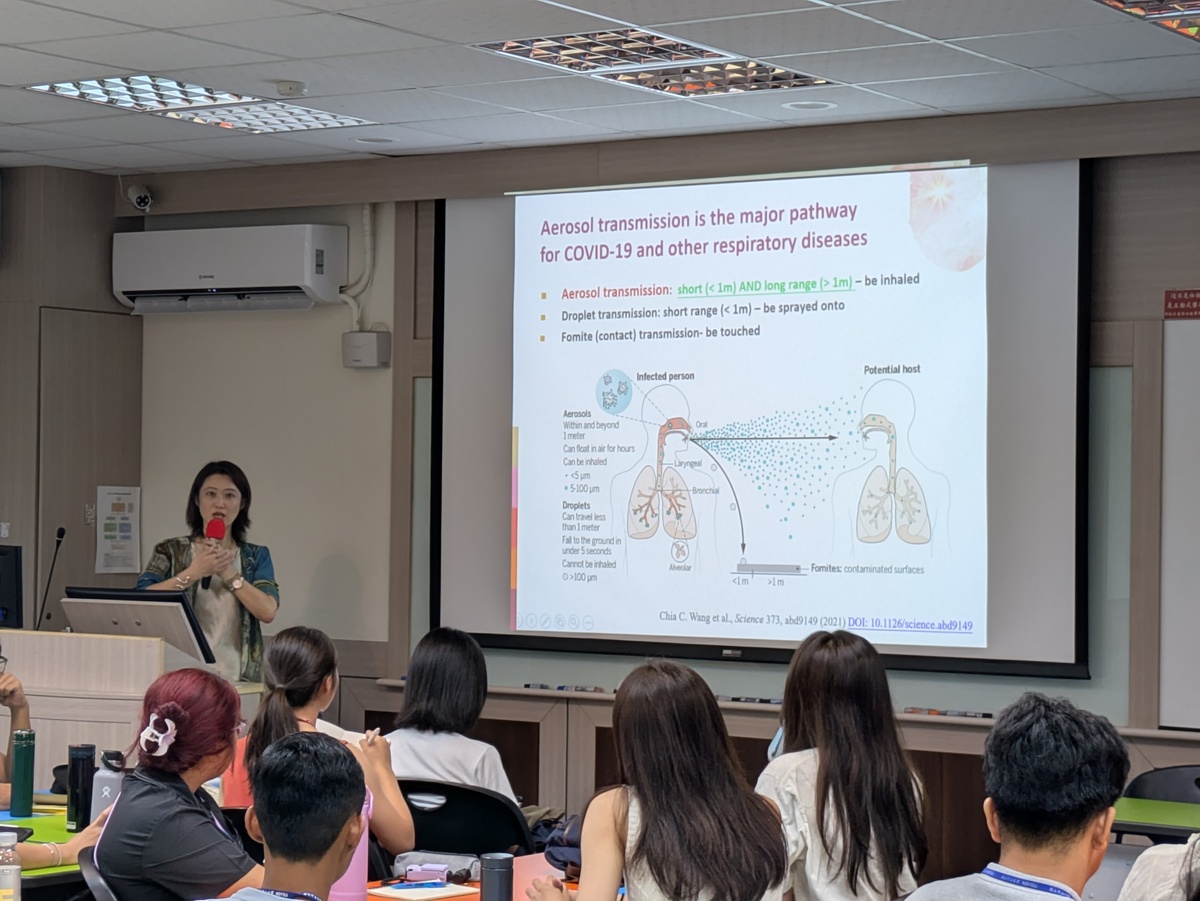 中山大學氣膠科學研究中心王家蓁主任講解空氣中懸浮粒子對人體的影響。(另開新視窗/jpg檔)圖片