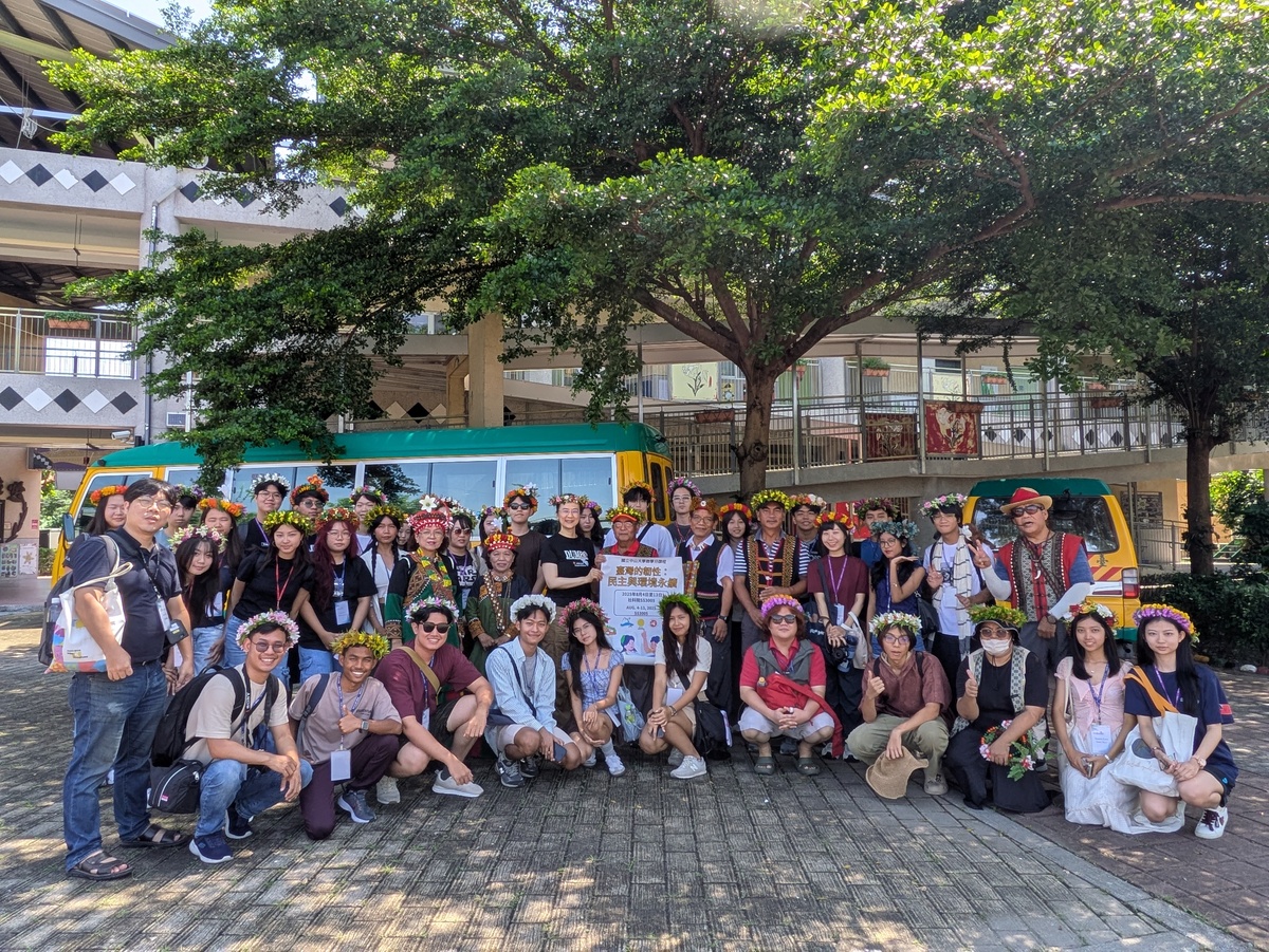 參訪屏東長治百合園區,聆聽魯凱族人的風災後重建故事。(另開新視窗/jpg檔)圖片