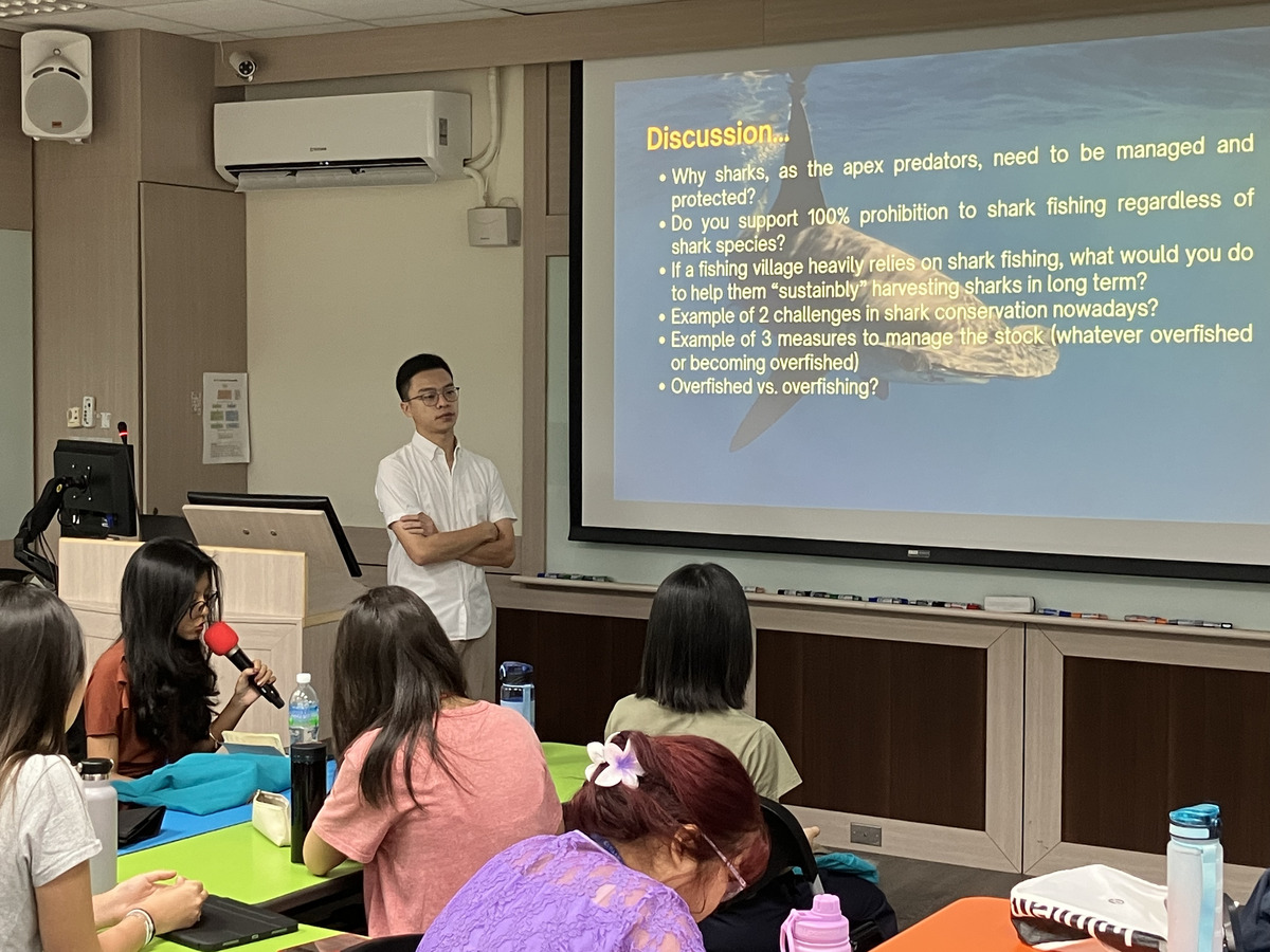 政經系校友、遠洋漁業ESG規劃師陳銘章講述鯊魚的保育。(另開新視窗/jpg檔)圖片