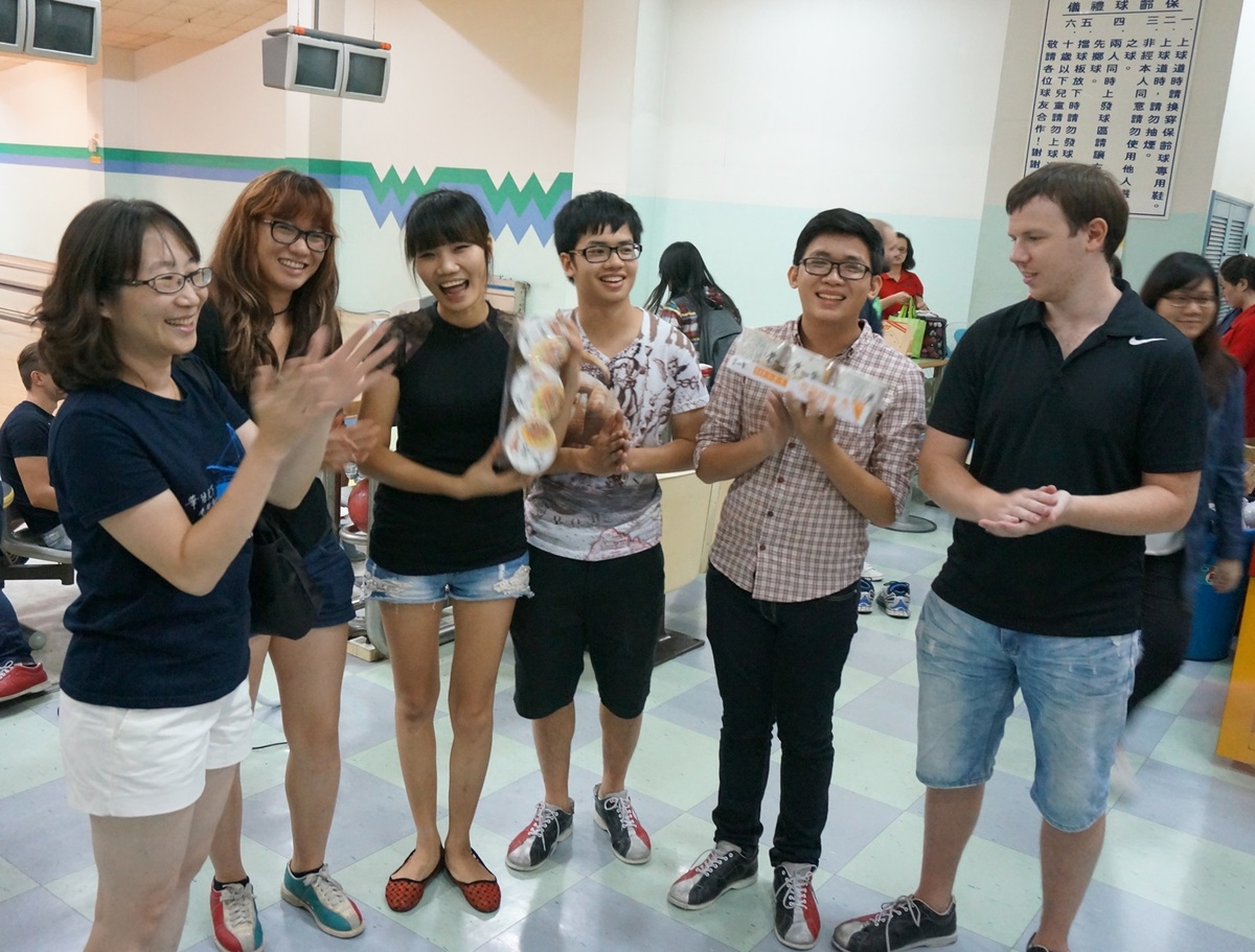師生同樂 2014華語中心師生保齡球比賽(另開新視窗/jpg檔)圖片