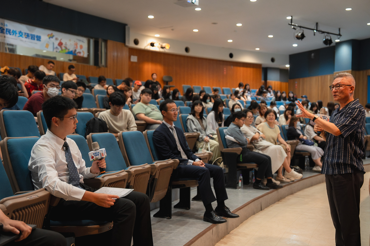 獲選2026年國際青年大使的外文系學生胡泓奕當日擔任會場司儀，交流環節並向耿公使請益。(另開新視窗/jpg檔)圖片
