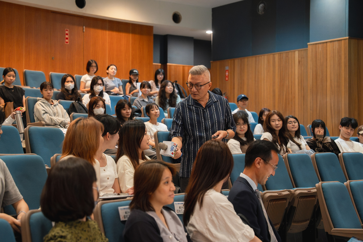 外文系學生踴躍提問(另開新視窗/jpg檔)圖片