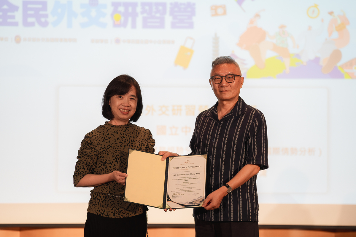 中山大學教務長歐淑珍（左）代表中山大學致贈感謝狀(另開新視窗/jpg檔)圖片