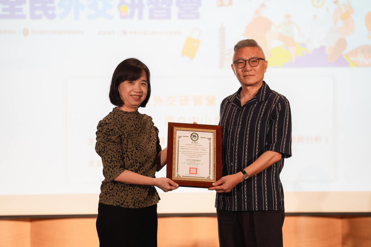耿中庸公使（右）代表外交學院致贈感謝狀(另開新視窗/jpg檔)圖片