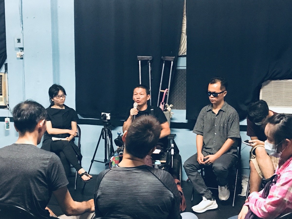 主持人何怡璉(左)、許家峰(右)和主講人鄭志忠(中)(另開新視窗/jpg檔)圖片