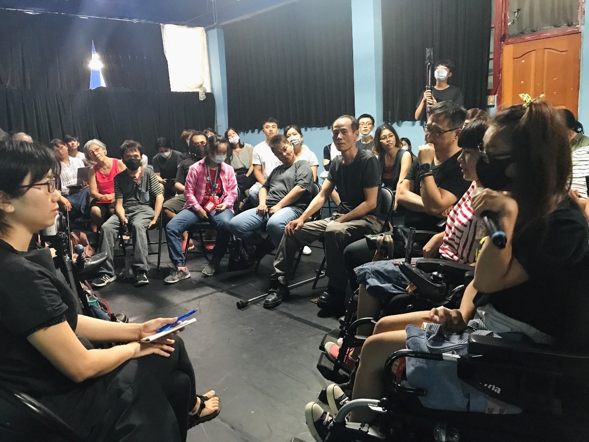 現場觀眾對於自身為身障者想參與表演藝術做提問(另開新視窗/jpg檔)圖片