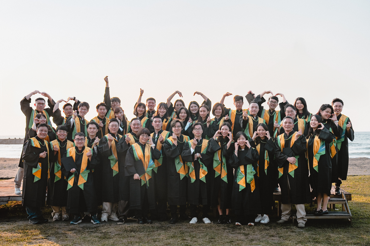 國立中山大學國際金融研究學院113級畢業生合影(另開新視窗/jpg檔)圖片