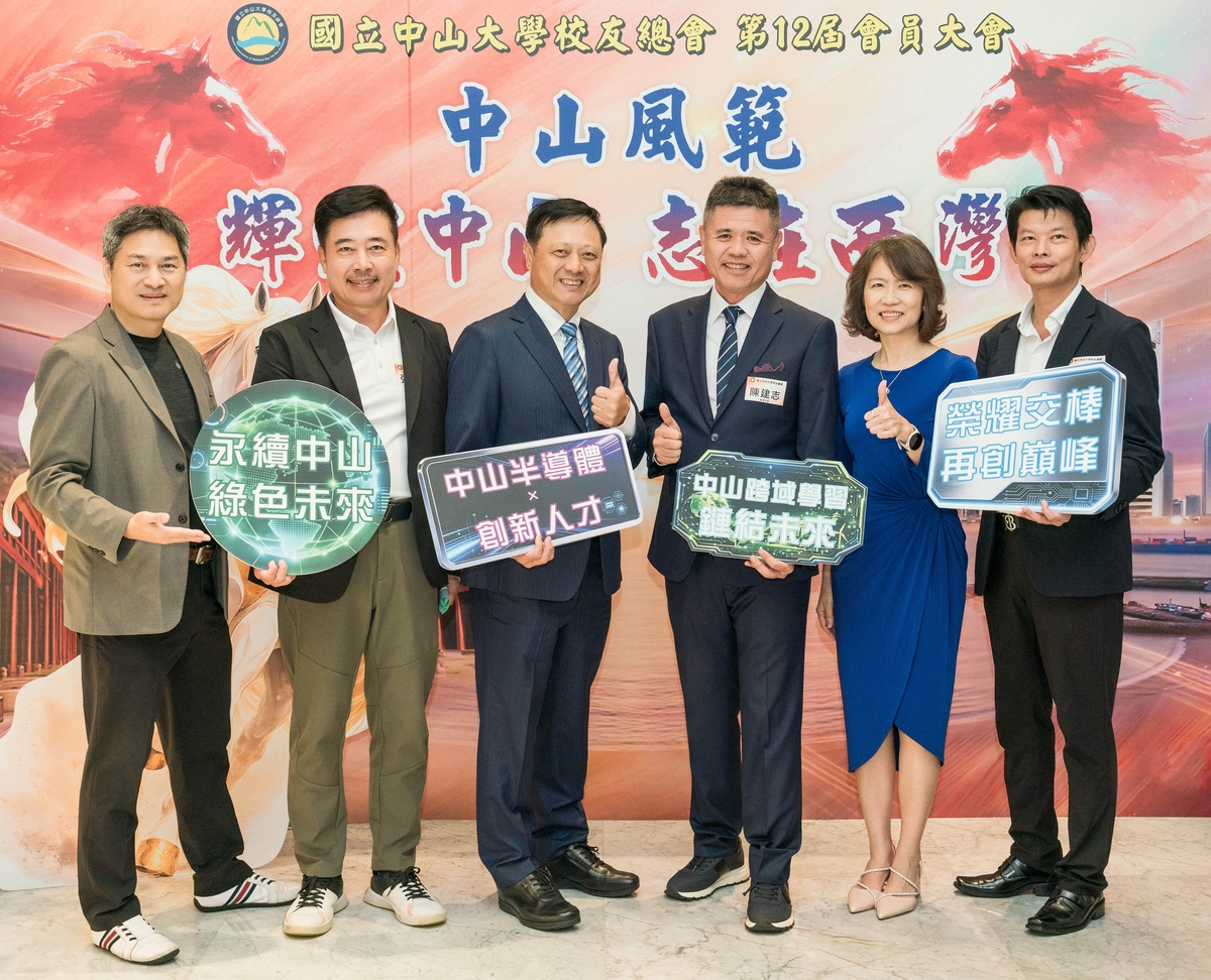 黃烱輝理事長（左三）、陳建志理事長（右三）與校友中心陳珮芬主任（右二）合影(另開新視窗/jpg檔)圖片