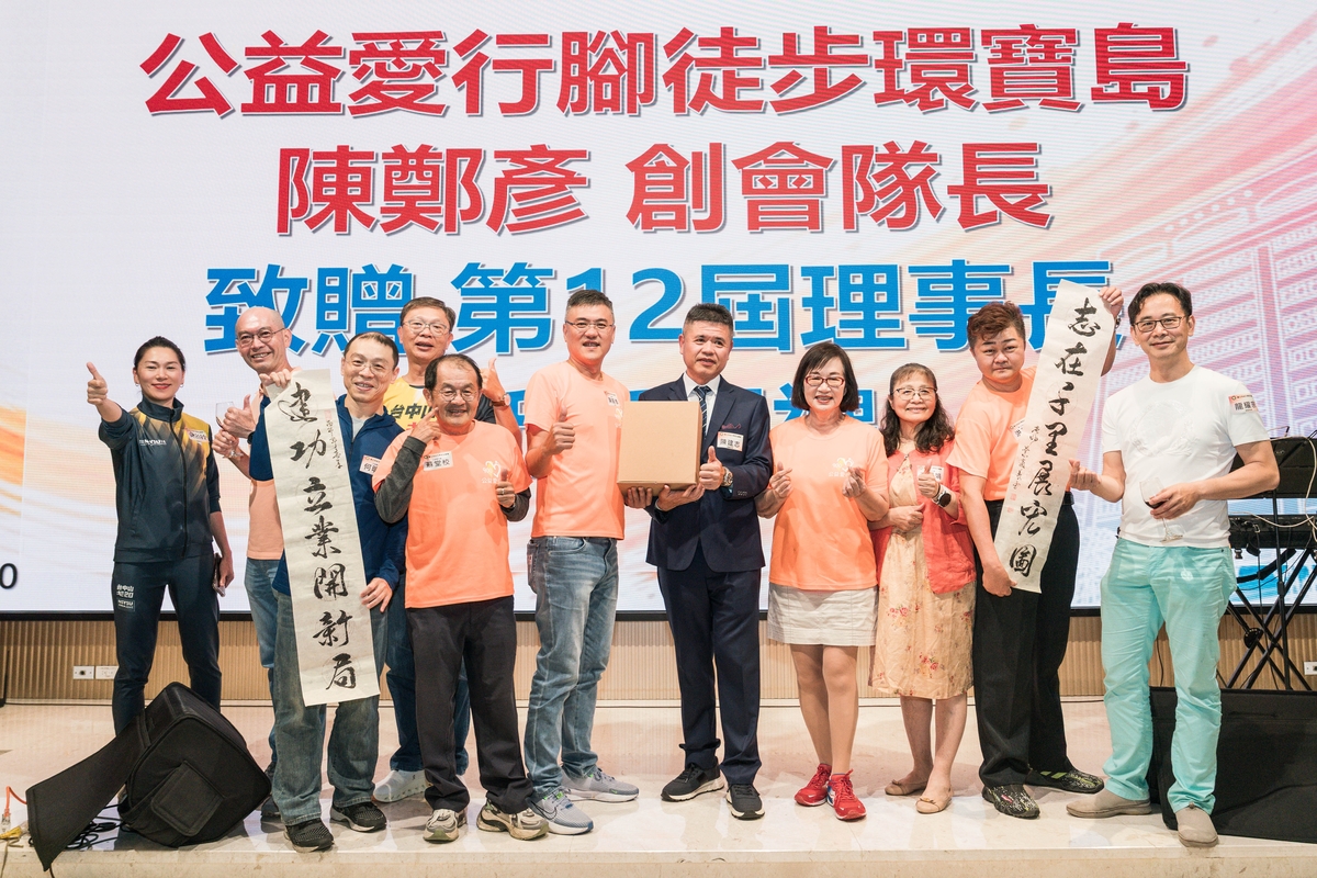 公益愛行腳團隊與陳建志理事長合影(另開新視窗/jpg檔)圖片