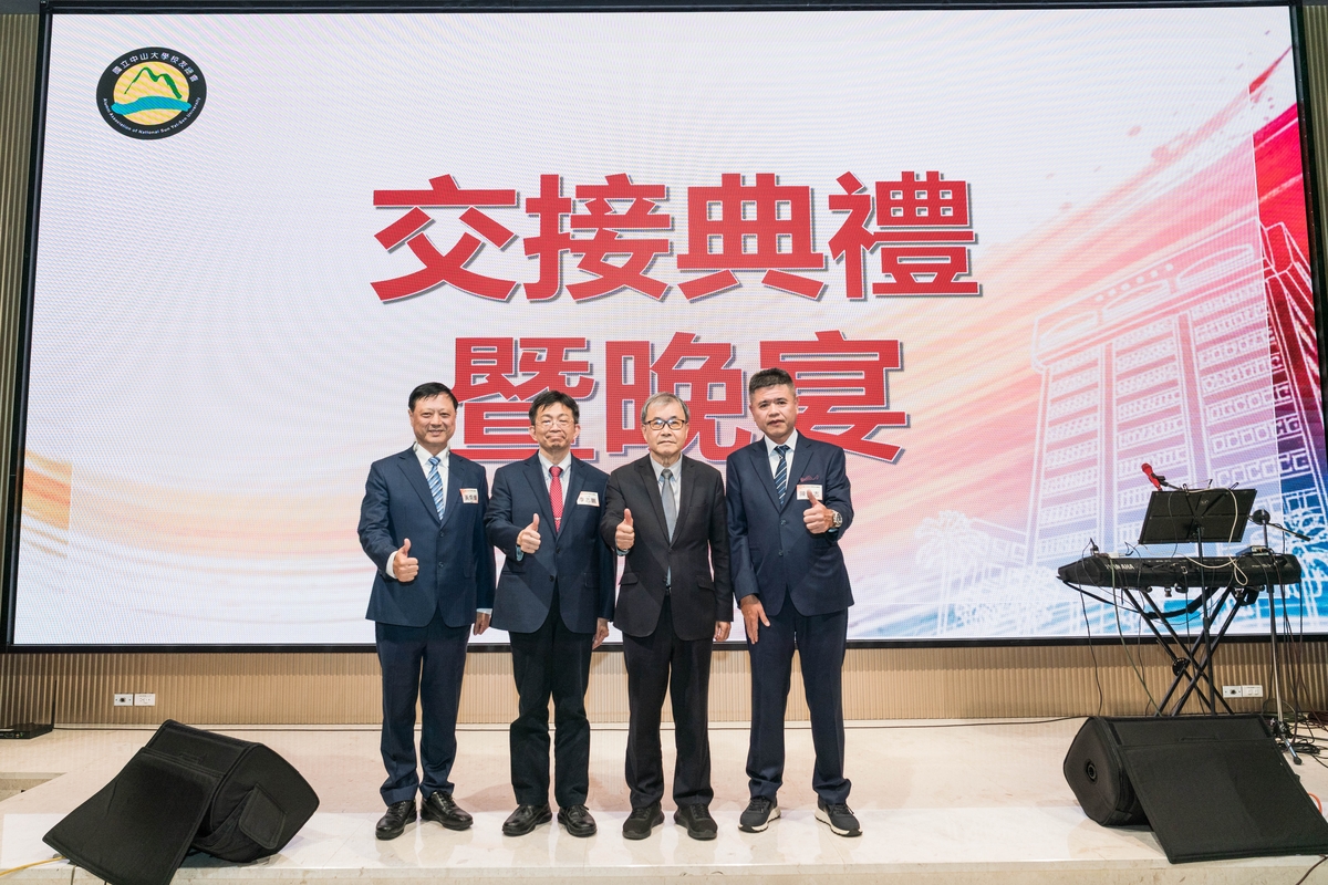 左起黃烱輝理事長、李志鵬校長、鄭英耀部長、陳建志理事長(另開新視窗/jpg檔)圖片