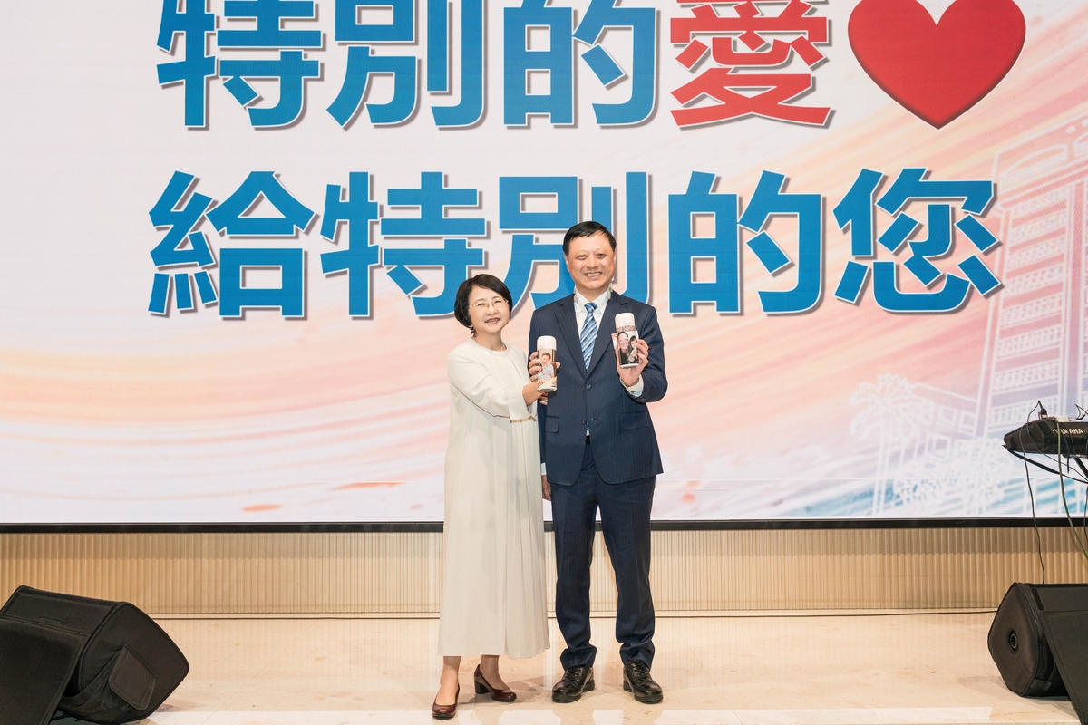 黃烱輝理事長賢伉儷(另開新視窗/jpg檔)圖片